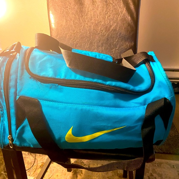Nike Brasilia Small Training Duffel Bag Dual-Zip Multi  Pocket Gym Bag - Picture 1 of 12